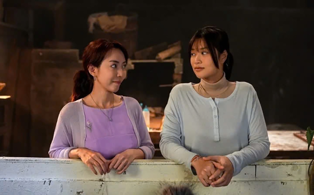 Thiên Ân (vai Thúy Vân) và Thu Trang (vai Thúy Kiều) trong Nụ hôn bạc tỷ