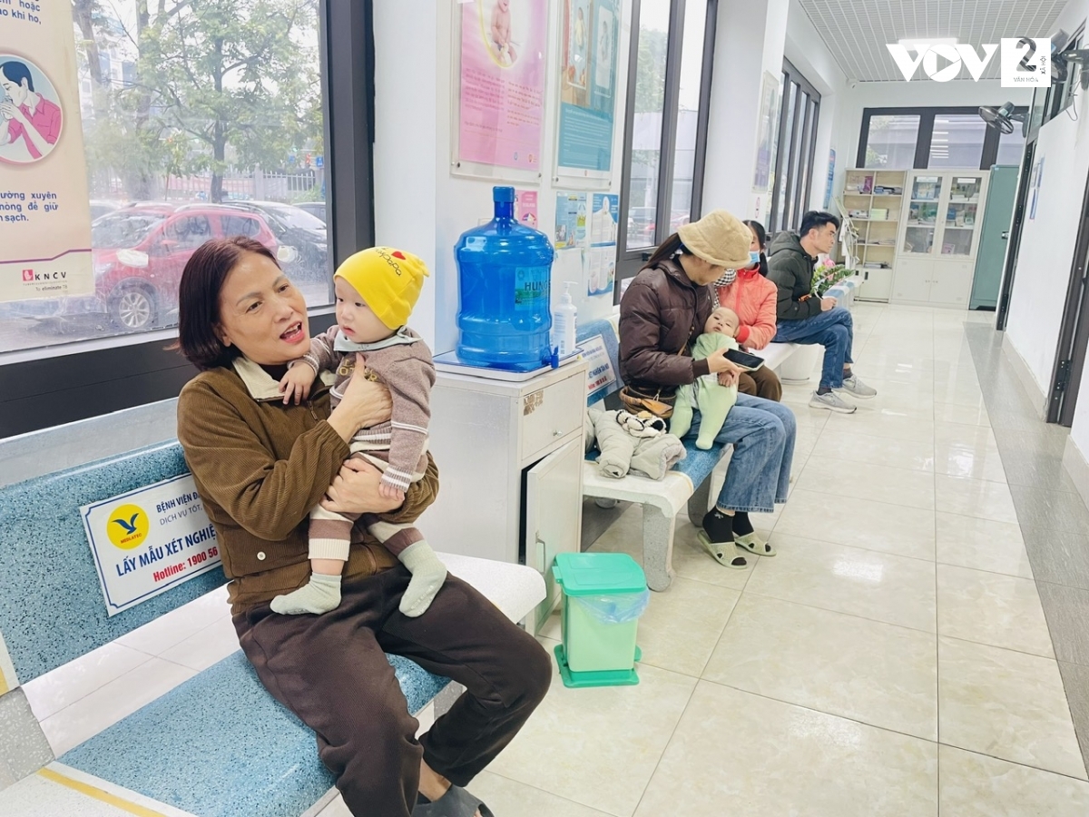 Nhiều trẻ từ 6 tháng đến dưới 9 tháng tuổi đã được đưa đến điểm tiêm phòng sởi