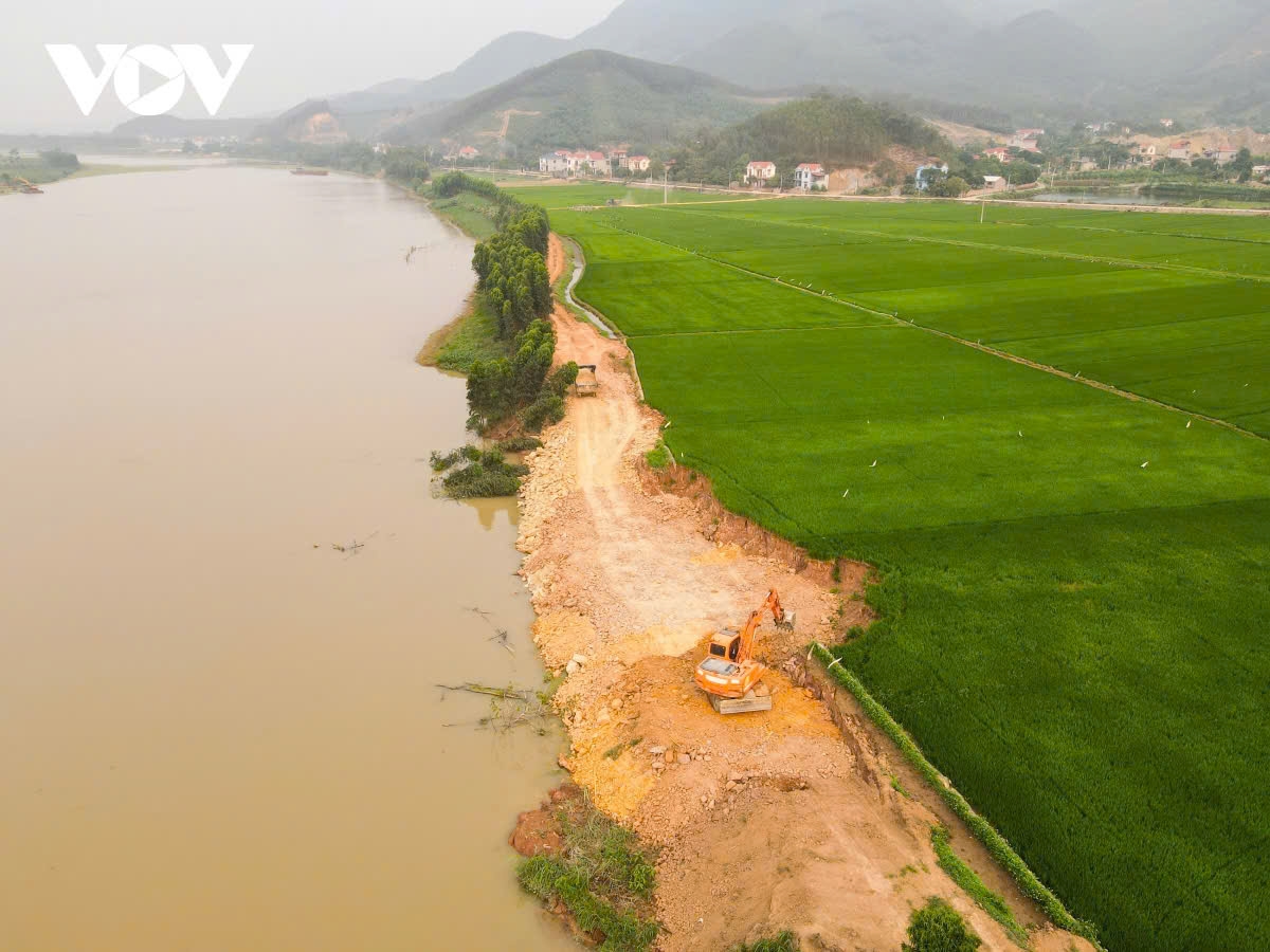Gần 100 m bờ bao cùng một phần đất sản xuất nông nghiệp trồng lúa ở khu đồng Nghè của người dân thôn Xuân Phú, xã Bắc Lũng bị sạt lở xuống sông Lục Nam do nạn hút cát (phóng viên ghi nhận trước đó)