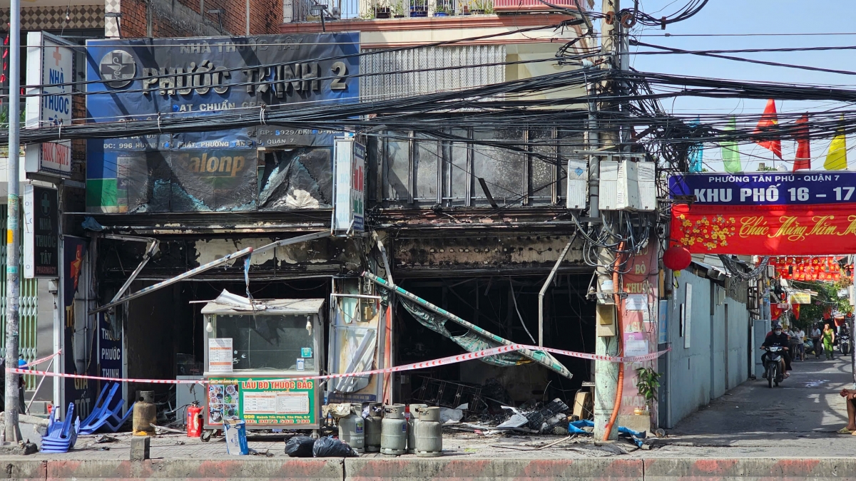 Tới trưa ngày 21/2, hiện trường vụ cháy vẫn đang được phong tỏa (Ảnh: T.M.K).