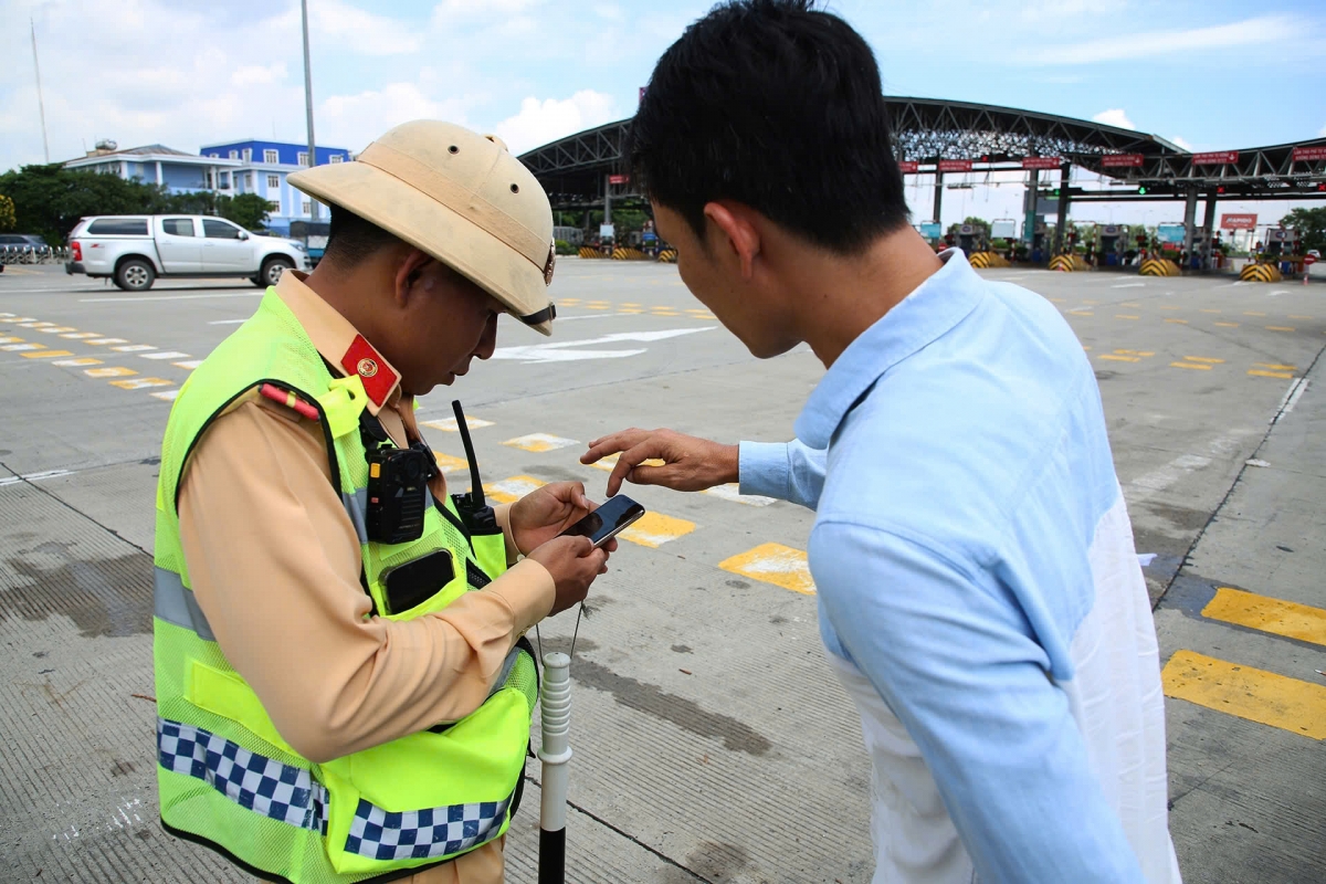 CSGT hướng dẫn người dân thực hiện các thao tác