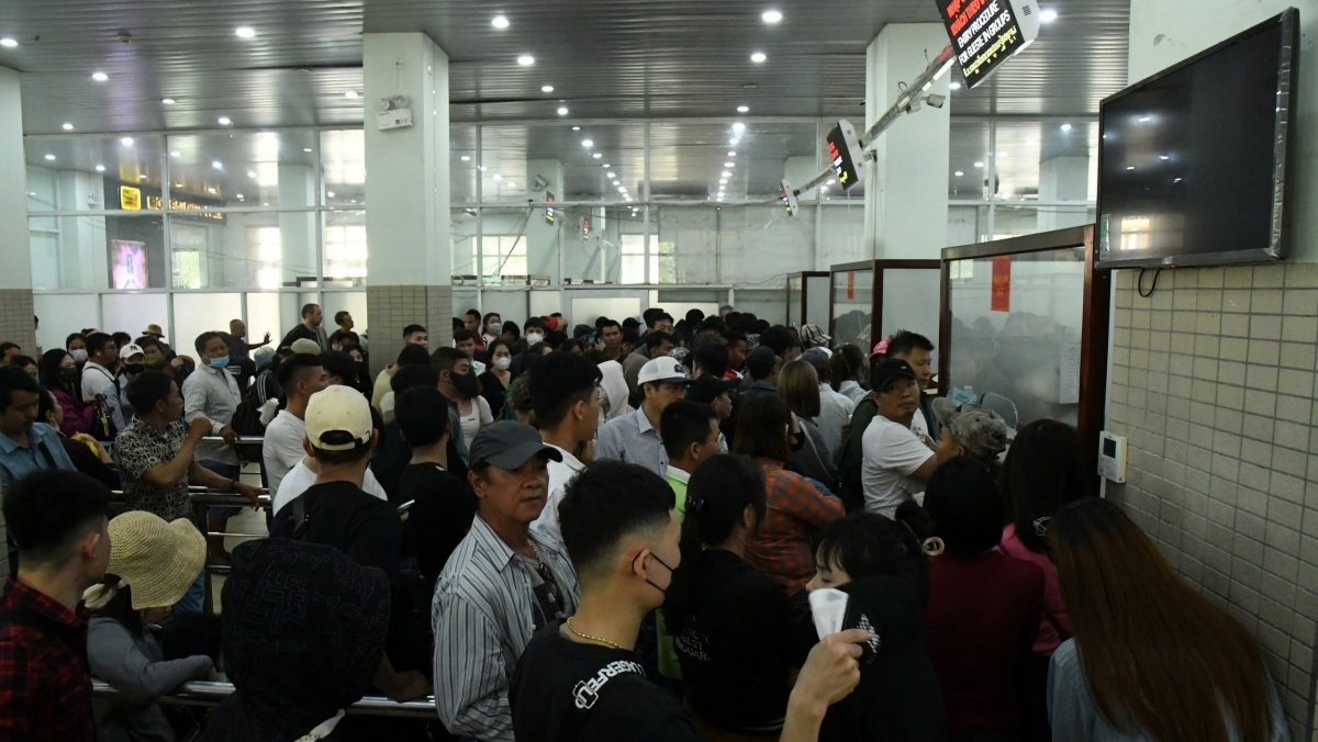 Khu vực nhà chờ tại Cửa khẩu quốc tế Mộc Bài có hơn 1.600 hành khách đứng chật các lối đi (ảnh Lê Quân)