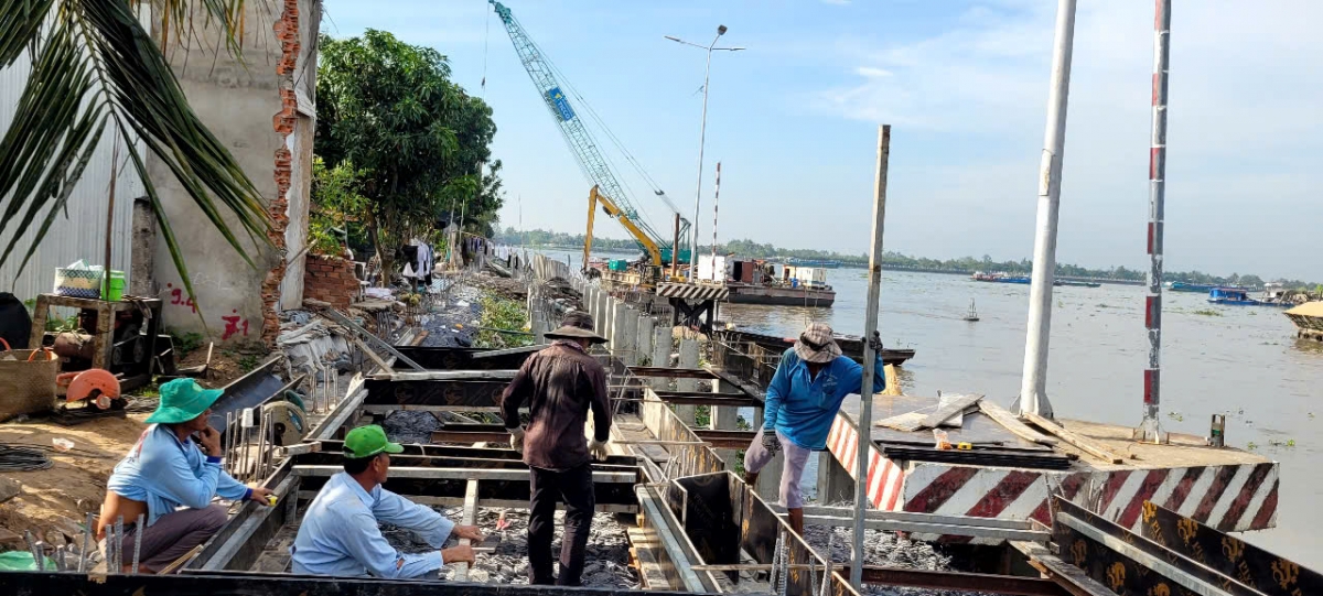 Các công nhân của công ty cổ phần đầu tư xây dựng thủy lợi TICCO Tiền Giang đang khẩn trương thi công 