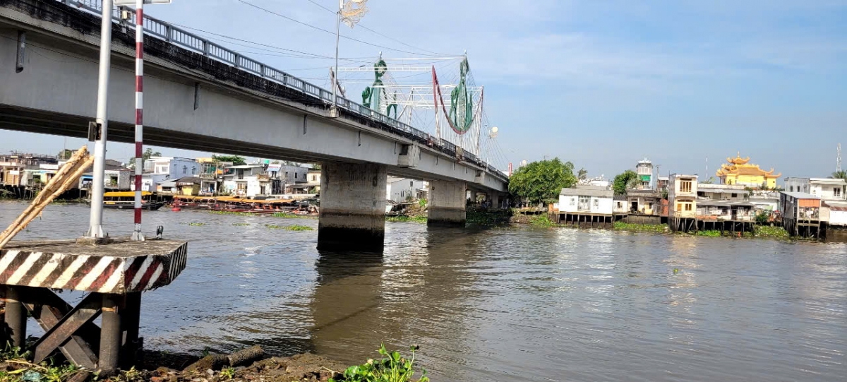 Dự án xây bờ kè còn bảo vệ an toàn chân cầu Cái Bè 2 đang có nguy cơ bị xói lở