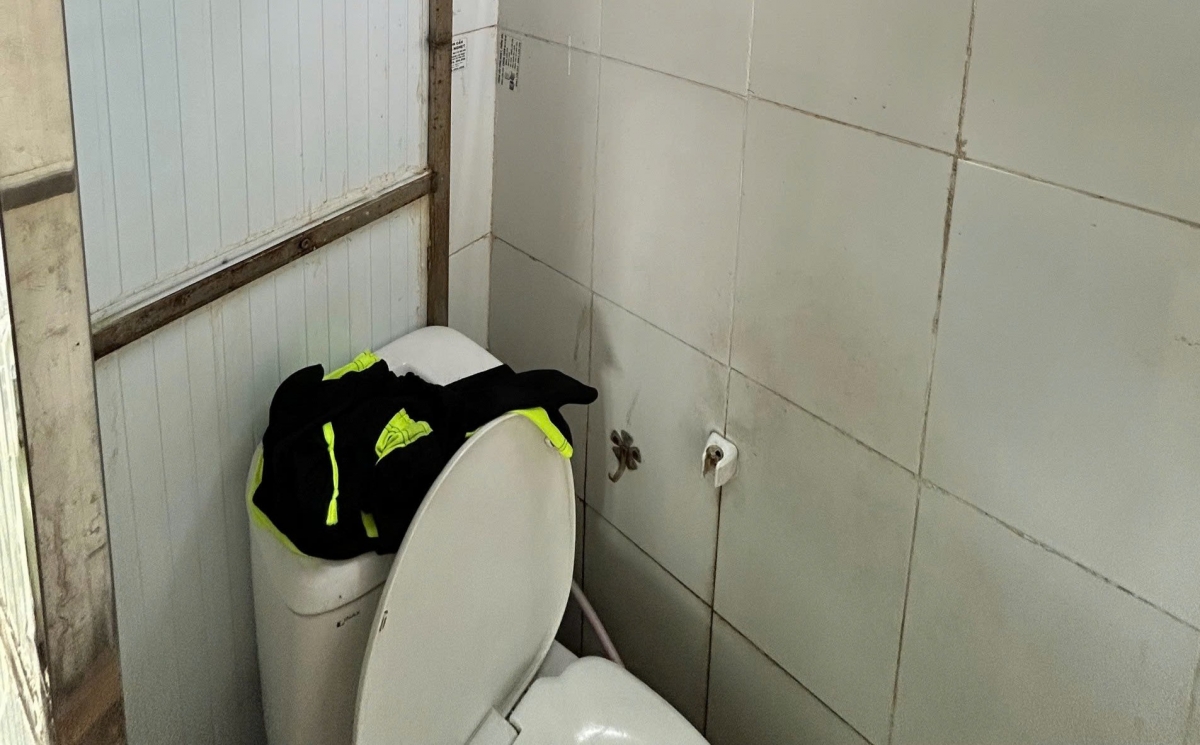 Tại hiện trường, quần áo của người đàn ông bị lột ra vứt bừa bãi (Ảnh: CACC)