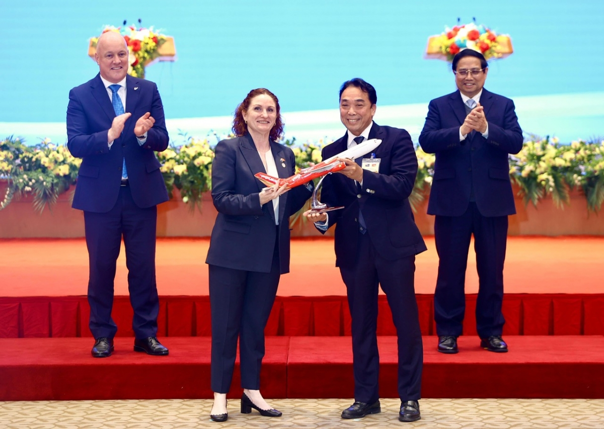 Thủ tướng Chính phủ Phạm Minh Chính và Thủ tướng New Zealand Christopher Luxon chúc mừng Vietjet công bố đường bay giữa hai nước
