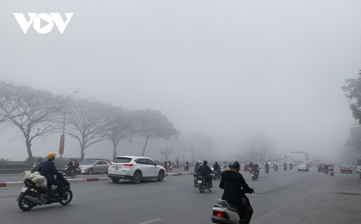 Mưa nồm ẩm đang diễn ra ở Hà Nội và nhiều nơi ở miền Bắc sẽ kéo dài hết tuần này.