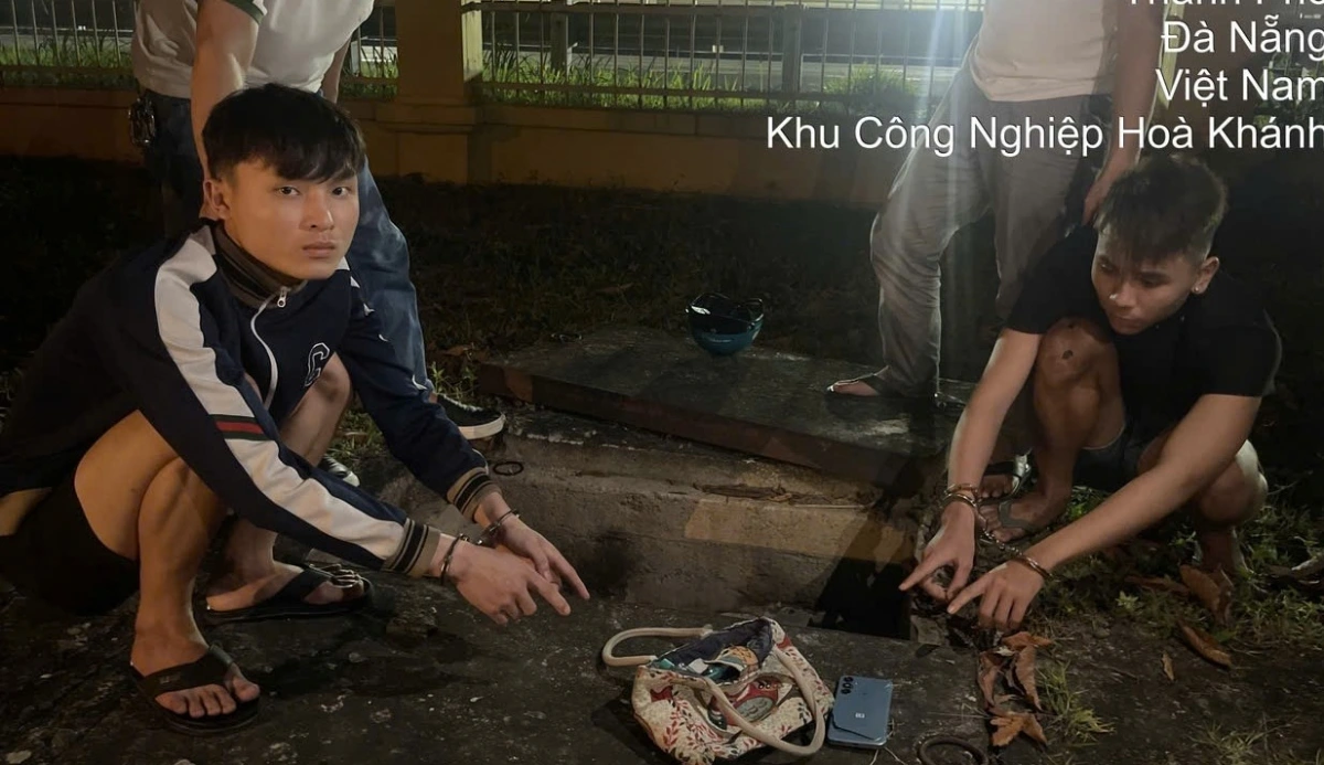 Các đối tượng tại hiện trường vứt túi xách cùng điện thoại.