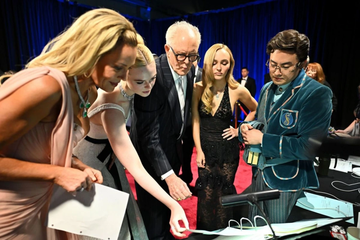 Từ trái sang phải, Connie Nielsen, Elle Fanning, John Lithgow, Lily-Rose Depp và Bowen Yang tụ tập ở hậu trường trước khi lên sân khấu trao giải Thiết kế trang phục đẹp nhất.