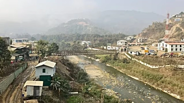 Rickhawdar (Myanmar, trái) - Cửa khẩu biên giới Zokhawthar (Ấn Độ, phải). Ảnh: Wikimedia Commons