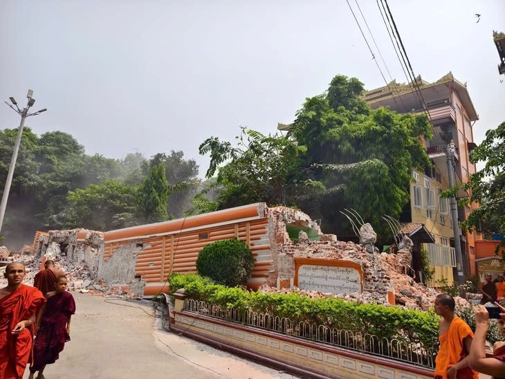 Tháp đồng hồ tại một ngôi chùa ở Myanmar đổ sập. Ảnh: MYANMAR NOW