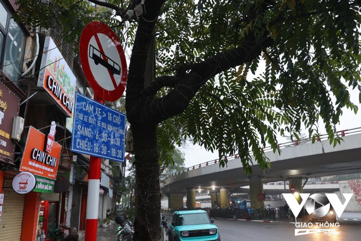 Ghi nhận tại tuyến phố Lương Ngọc Quyến (Hoàn Kiếm, Hà Nội), đây là 1 trong những tuyến phố sẽ cấm xe trên 16 chỗ đi vào khung giờ cao điểm từ ngày hôm nay 1/3. Hà Nội sẽ bắt đầu thí điểm cấm xe trên 16 chỗ trừ xe buýt và xe đưa đón học sinh lưu thông trên các tuyến phố trong giờ cao điểm sáng từ 6h30 đến 8h30 và cao điểm chiều từ 16h30 đến 18h30.