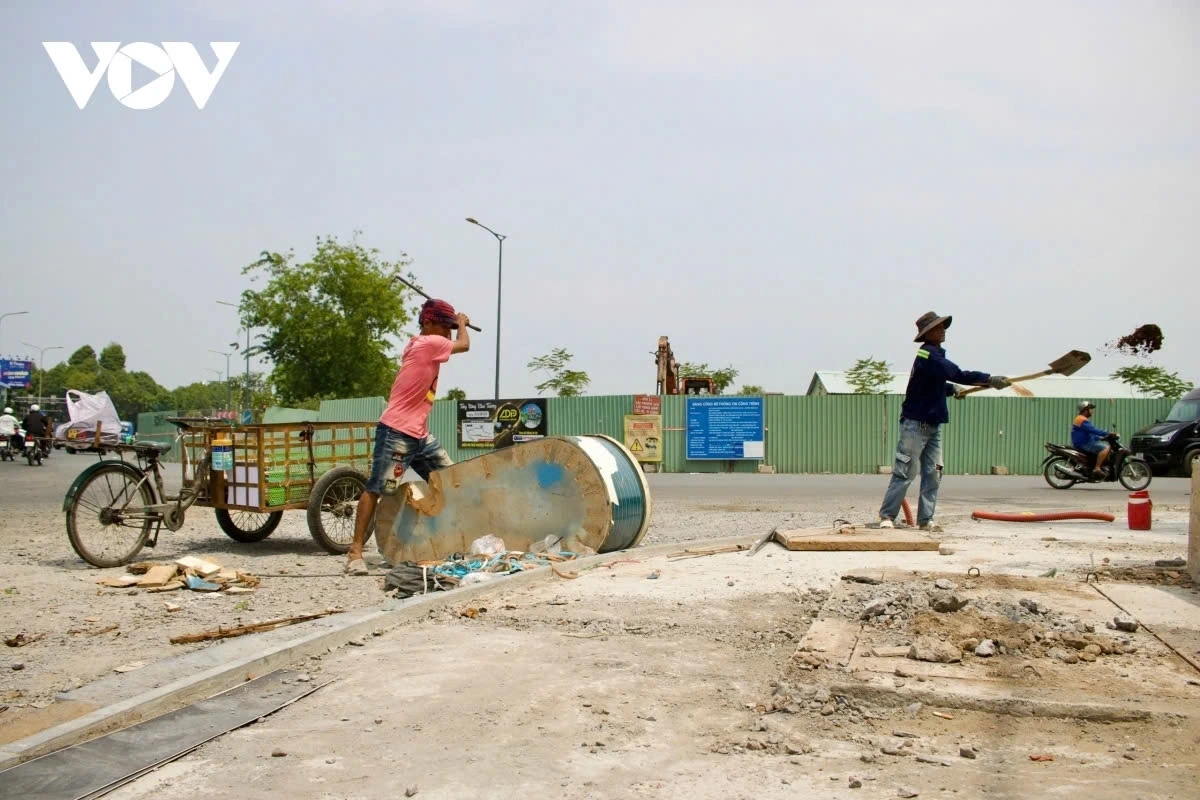 These days, Ho Chi Minh City is enduring an intense heatwave, with daytime temperatures reaching more than 38°C.