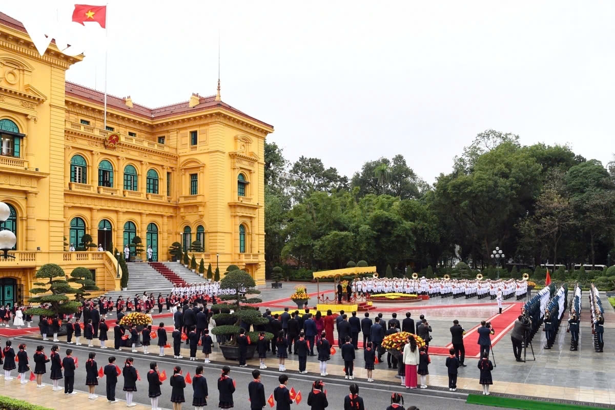 This is Kasimalyev’s first visit to Vietnam after assuming office as Kyrgyzstan’s Prime Minister in December 2024. In the photo is the welcoming ceremony held at the Presidential Palace on March 6.