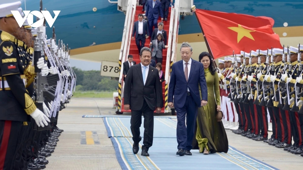Tại sân bay quân sự Halim Pedranakusuma với sự coi trọng cao độ, trọng thị, cởi mở và thắm tình hữu nghị, Indonesia đã bắn 7 loạt đại bác chào mừng đoàn đại biểu cấp cao nước ta.