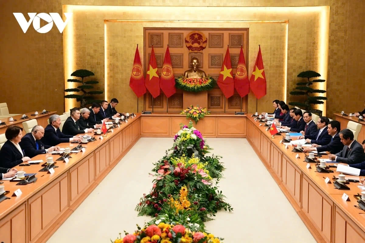 During the talks, the two PMs discuss measures to strengthen the traditional friendship and cooperation between Vietnam and Kyrgyzstan.