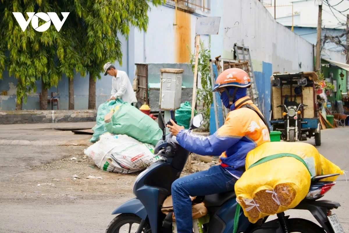 Amid the sweltering heat, workers cover themselves with scarves, wear wide-brimmed hats, and don gloves to shield themselves from the sun and dust.