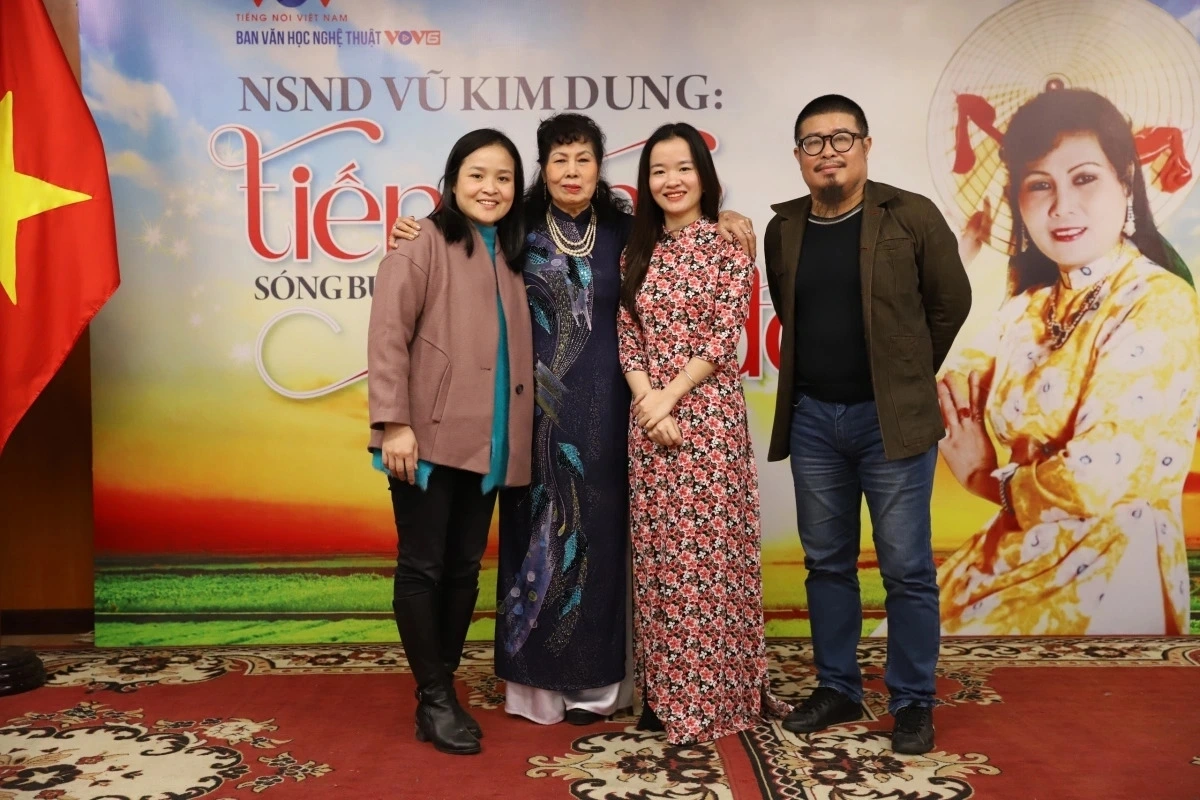 NSND Vũ Kim Dung (thứ 2 từ trái sang) và nhà báo Trần Nhật Minh (ngoài cùng bên trái) cùng các phóng viên Ban Văn học - Nghệ thuật - Âm nhạc