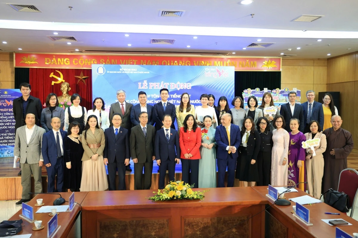 Các đại biểu chụp ảnh tại buổi lễ