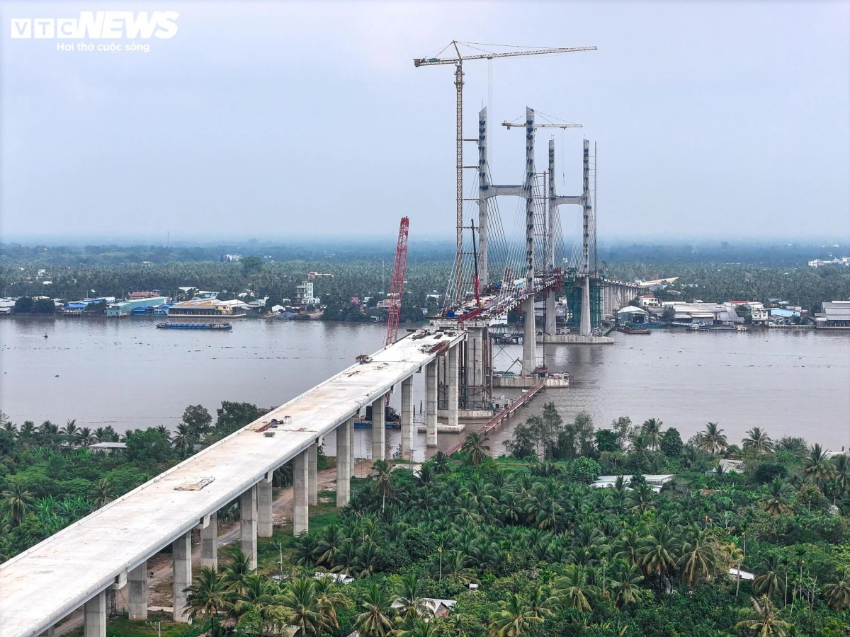 Trước đó, ngày 14/3, Ban Quản lý dự án Mỹ Thuận phối hợp cùng các nhà thầu tổ chức lễ phát động phong trào thi đua “45 ngày đêm đẩy nhanh tiến độ thi công Dự án cầu Rạch Miễu 2”. Phong trào được triển khai theo chỉ đạo của Thủ tướng, thể hiện quyết tâm cao độ với tinh thần “đã hứa là làm, đã cam kết là thực hiện”. Đây là nỗ lực mạnh mẽ nhằm đưa dự án về đích đúng hẹn, sớm hoàn thành công trình để phục vụ nhu cầu đi lại và phát triển kinh tế - xã hội khu vực.