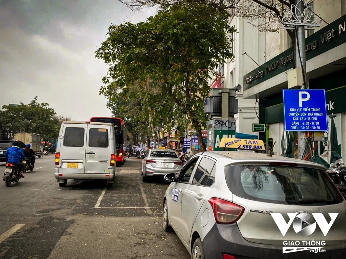 Để không làm gián đoạn việc đưa đón khách du lịch, Hà Nội đã bố trí 6 điểm trung chuyển đón trả khách ngoài phố cổ. Các điểm trung chuyển đều được kẻ vạch và đặt biển thông báo.
