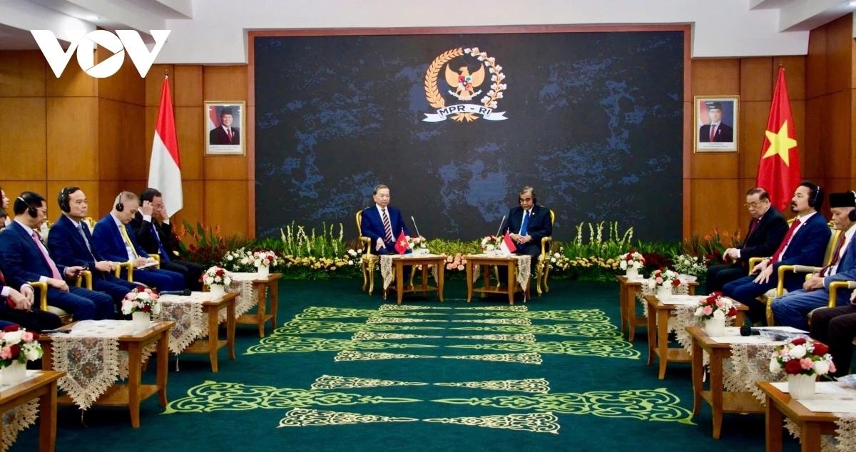 Tại Trụ sở Quốc hội ở Thủ đô Indonesia, Tổng Bí thư Tô Lâm đã hội kiến với Chủ tịch Hội đồng Hiệp thương Nhân dân Indonesia, Ahmad Muzani. Hai nhà lãnh đạo bày tỏ vui mừng về sự phát triển mạnh mẽ, ngày càng đi vào chiều sâu, thiết thực và hiệu quả, cả trong khuôn khổ song phương và đa phương, giữa Quốc hội Việt Nam và Hội đồng Hiệp thương Nhân dân Indonesia; khẳng định quan hệ giữa hai Cơ quan lập pháp là một thành tố quan trọng trong tổng thể quan hệ giữa hai nước; mong muốn Cơ quan lập pháp của hai bên tiếp tục có những đóng góp tích cực cho sự phát triển quan hệ hữu nghị, hợp tác nhiều mặt và Đối tác chiến lược toàn diện Việt Nam - Indonesia.