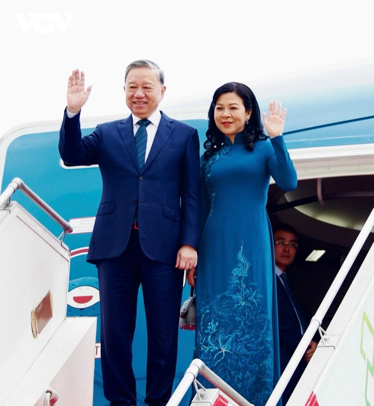 Trưa 11/3, Tổng Bí thư Tô Lâm và Phu nhân Ngô Phương Ly cùng Đoàn đại biểu cấp cao Việt Nam đã lên chuyên cơ rời Sân bay quân sự Halim Perdanakusuma, Thủ đô Jakarta, đi thăm chính thức Singapore theo lời mời của Thủ tướng Cộng hòa Singapore, Tổng Thư ký Đảng Hành động Nhân dân Singapore (PAP) Lawrence Wong.