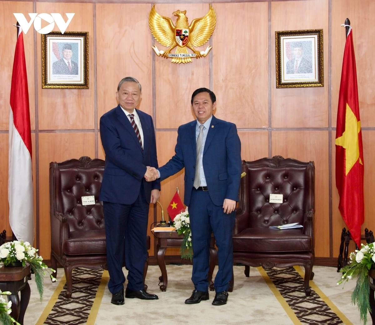 Sáng 11/3, tại trụ sở Quốc hội Indonesia ở Thủ đô Jakarta, Tổng Bí thư Tô Lâm đã hội kiến với Chủ tịch Hội đồng Đại biểu địa phương Indonesia, Sultan Bachtiar Najamudin. Nhân dịp này, Tổng Bí thư Tô Lâm đã chuyển lời của Chủ tịch Quốc hội Trần Thanh Mẫn, mời Chủ tịch Sultan Bachtiar Najamudin thu xếp sớm sang thăm Việt Nam. Chủ tịch Sultan Bachtiar Najamudin cảm ơn và vui vẻ nhận lời.