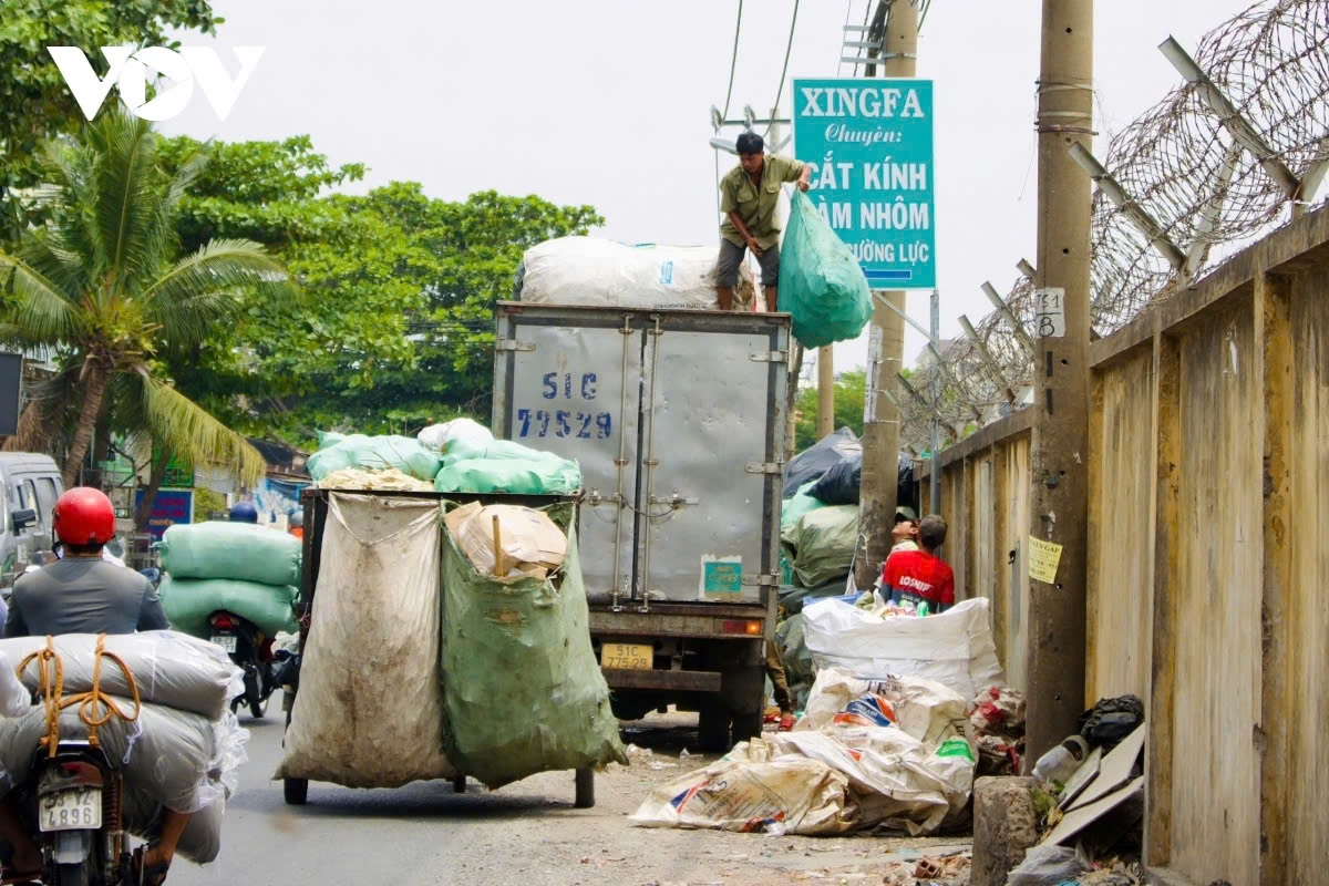 Scrap collectors in Go Vap District endure direct sunlight without hats to work faster and avoid hassle when transporting materials.