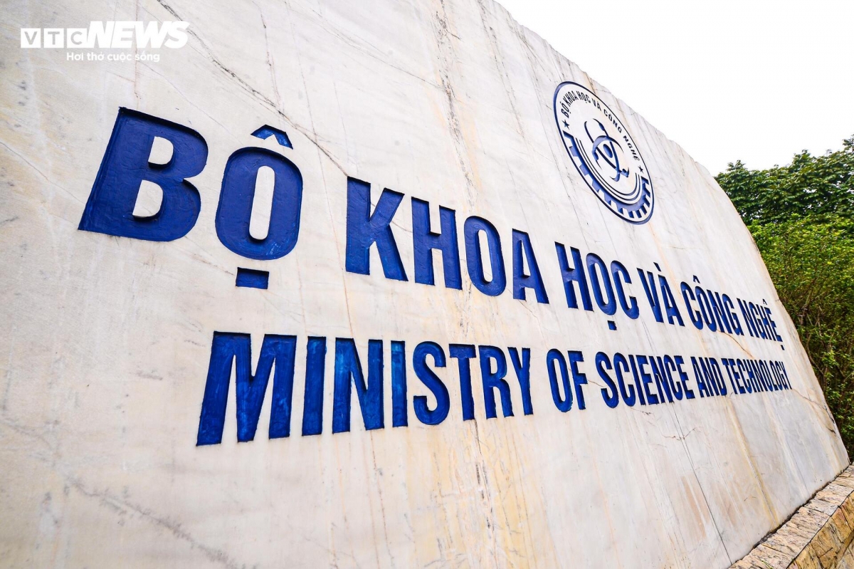 Bộ Khoa học và Công nghệ có trụ sở tại số 113 đường Trần Duy Hưng, quận Cầu Giấy, Hà Nội. Hôm 18/2, Quốc hội phê chuẩn bổ nhiệm ông Nguyễn Mạnh Hùng, Bộ trưởng Thông tin và Truyền thông, giữ chức Bộ trưởng Khoa học và Công nghệ.