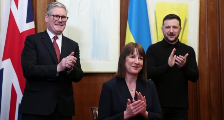 Thủ tướng Anh Keir Starmer, Tổng thống Ukraine Volodymyr Zelensky và Bộ trưởng Tài chính Anh Rachel Reeves tại lễ ký kết thỏa thuận.