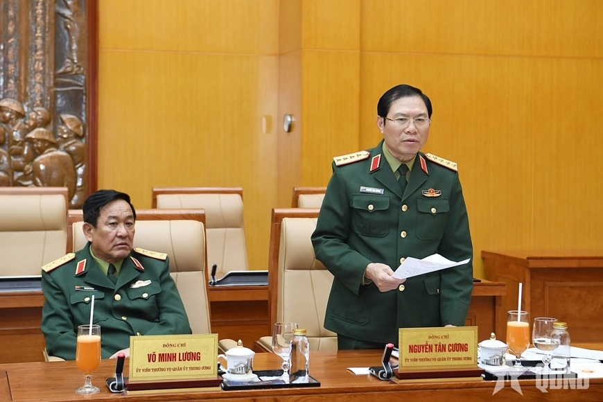 Đại tướng Nguyễn Tân Cương phát biểu tại hội nghị. Ảnh: TUẤN HUY