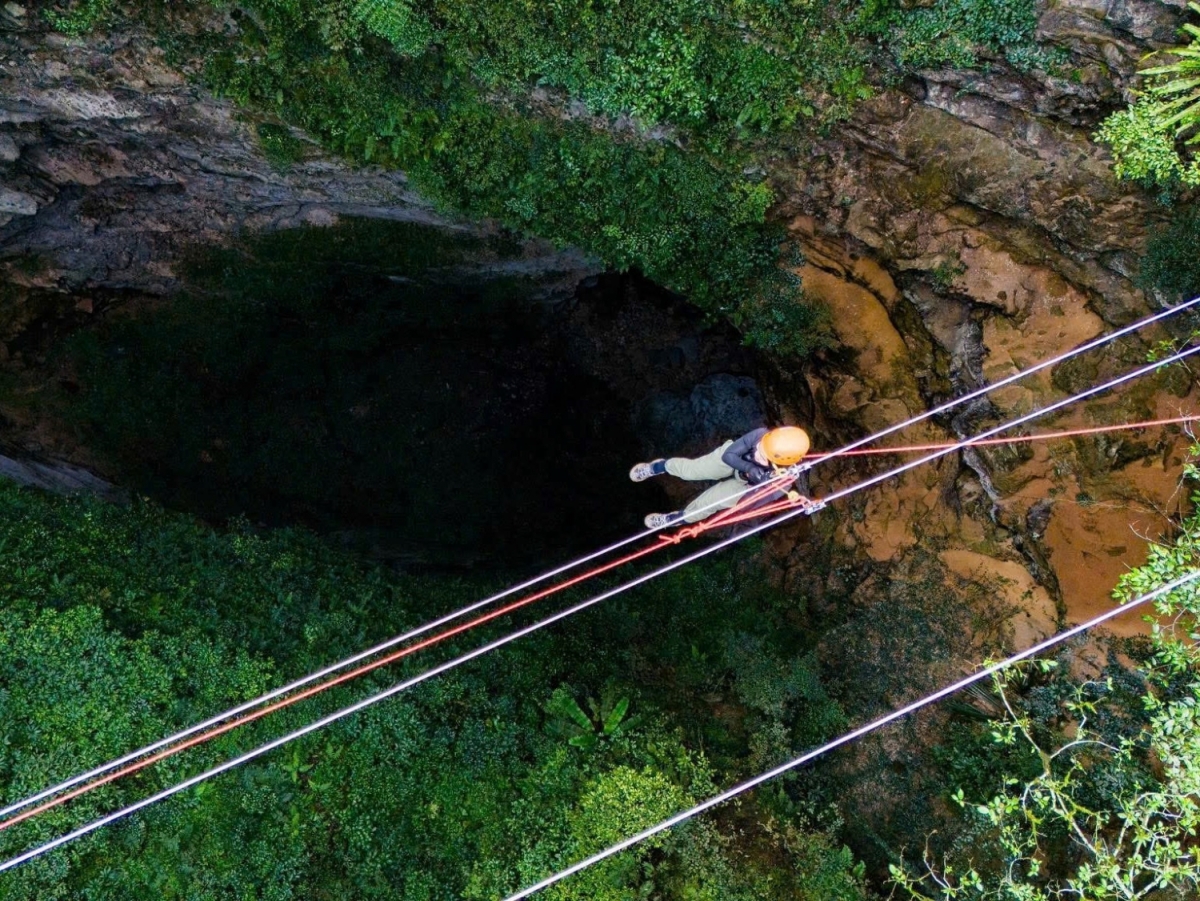 Đu dây qua hố sụt sâu thẳm này hứa hẹn sẽ là trải nghiệm đáng nhớ với du khách