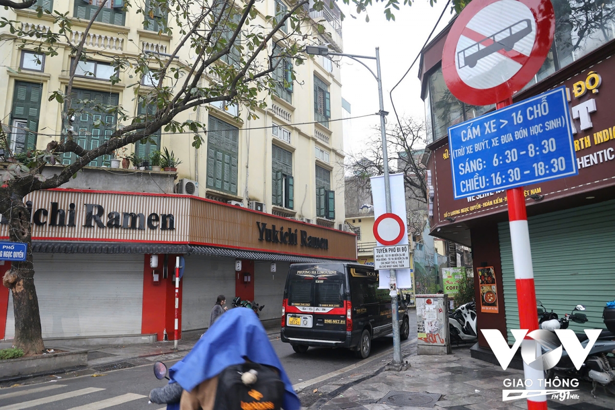 Việc các xe hợp đồng trên 16 chỗ đi vào tuyến phố cổ trong khung giờ cao điểm thường xuyên gây ra tình trạng ùn ứ giao thông.