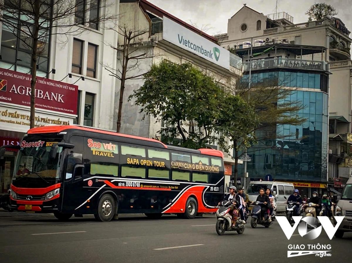 Xe du lịch đón trả khách tại điểm trung chuyển trên phố Trần Nhật Duật (đoạn từ phố Cao Thắng đến Ô Quan Chưởng).