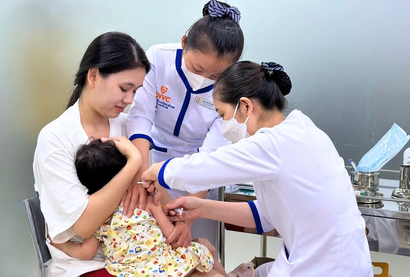 Trẻ em tiêm vắc xin phòng sởi. Ảnh minh họa