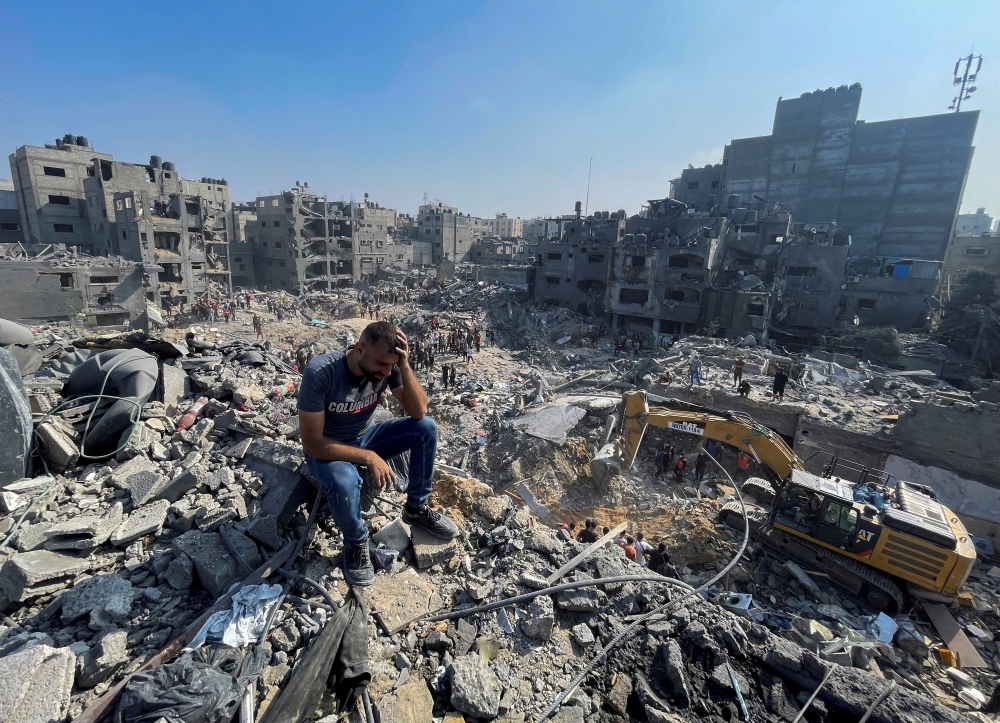Cảnh tượng đổ nát sau vụ không kích vào trại tị nạn Jabalia lớn nhất dải Gaza. Ảnh: Reuters