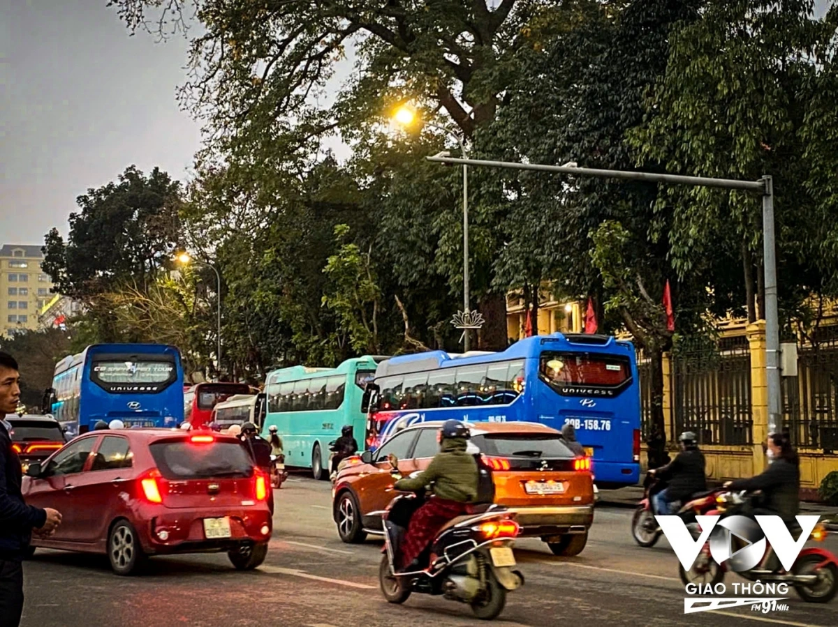 Điểm trung chuyển trên phố Trần Khánh Dư (đoạn trước bảo tàng lịch sử) vào giờ cao điểm chiều có khá nhiều xe đang dừng đỗ để đón khách.