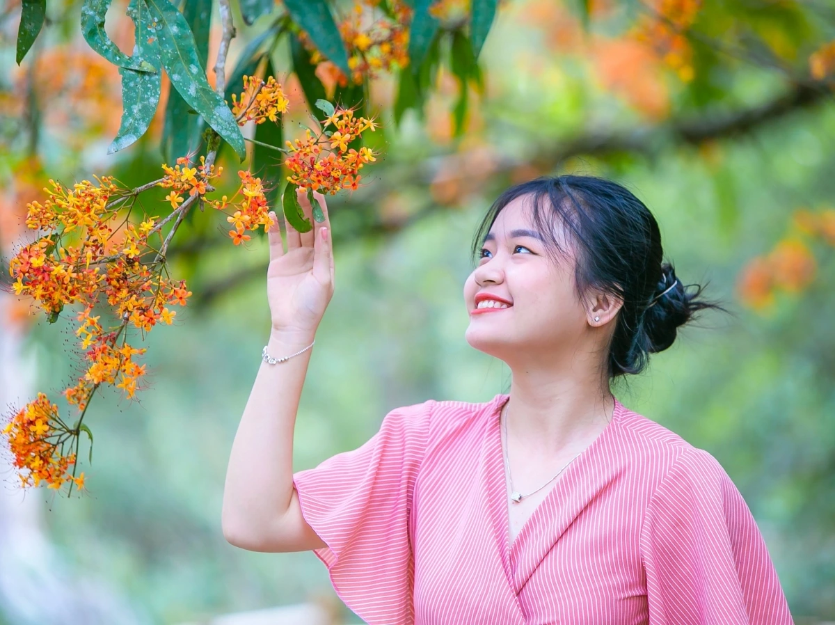Cùng với chiêm ngưỡng loài hoa này, du khách đến đây sẽ được đắm chìm trong khung cảnh thiên nhiên tuyệt đẹp và hoang sơ.