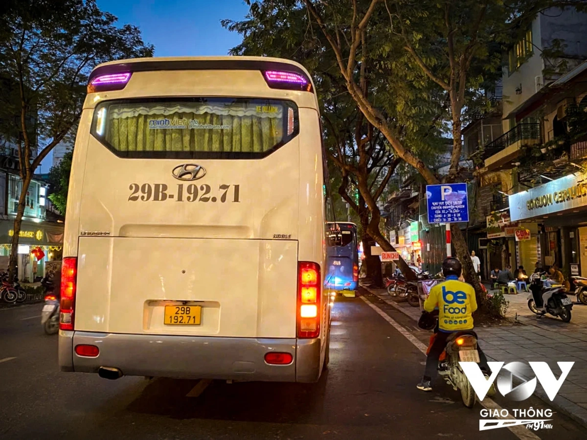 Một người dân sống gần điểm trung chuyển trên Phố Bà Triệu (đoạn từ Hàng Khay đến Hai Bà Trưng) cho biết: “Ngay trước cửa nhà tôi là điểm trung chuyển, nói chung tôi thấy cũng không ảnh hưởng mấy. Ở đây thỉnh thoảng mới có xe, chủ yếu vào ban ngày. Bình thường người ta đỗ nhanh lắm, có 5-10 phút thôi, đường cũng rộng nên chúng tôi đi lại cũng thuận tiện và an toàn.”