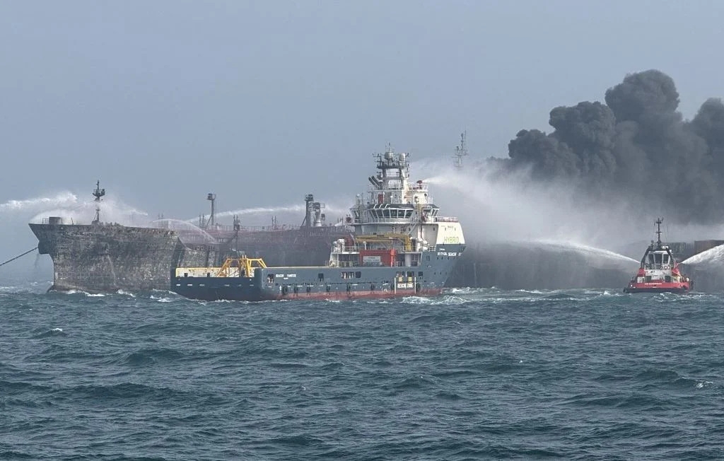 Những người chứng kiến cho biết nhiều thùng chứa dầu hỏa của tàu Stena Immaculate bị hư hỏng nghiêm trọng và gây ra một vụ hỏa hoạn lớn. Ảnh: Getty