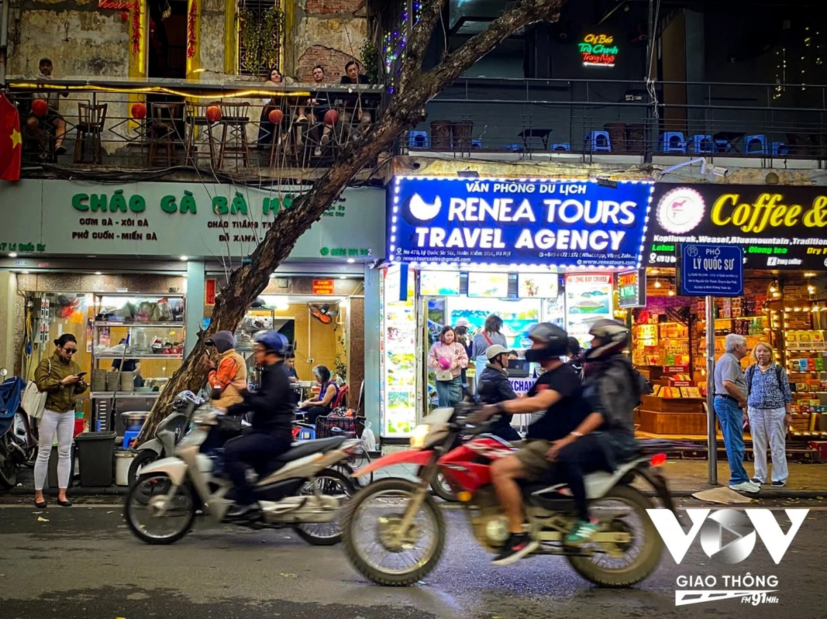 Trái lại, các doanh nghiệp lữ hành gặp không ít khó khăn trong quá trình thích nghi với quy định mới này. Tại nhiều đơn vị lữ hành, lượng khách book tour có phần giảm đi so với trước đây.