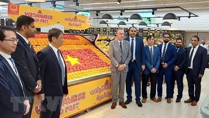 Cán bộ Đại sứ quán và doanh nghiệp tại sự kiện giới thiệu hàng nông sản Việt Nam tại UAE - Ảnh: TTXVN