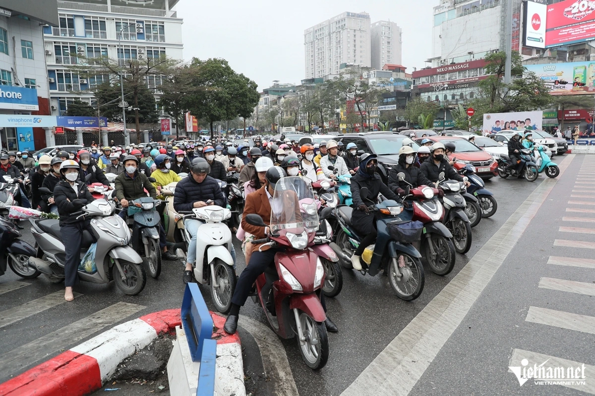 Tại nút giao Ô Chợ Dừa (quận Đống Đa), Tổ công tác của Đội CSGT đường bộ số 3 (Phòng CSGT Công an TP Hà Nội) đã xử lý 10 trường hợp vượt đèn đỏ trong khung giờ cao điểm buổi sáng.