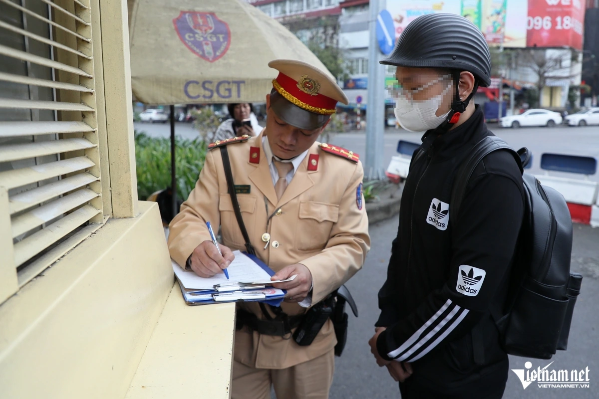 Anh Hoàng T.Đ. (SN 2005, trú tại Phú Xuyên, Hà Nội) cho biết, bản thân đã chủ quan không quan sát nên vượt đèn đỏ.