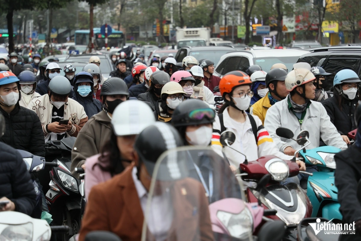 Đại diện Phòng CSGT Công an TP Hà Nội cho biết, nhiều người có tâm lý vào khung giờ cao điểm, đường ùn tắc, lực lượng CSGT sẽ không xử lý vi phạm nhưng đây là quan điểm sai. CSGT toàn thành phố đã được bố trí để vừa phân luồng, điều tiết giao thông và vừa xử lý vi phạm.