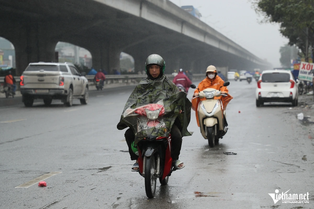 Cũng tại đường Nguyễn Xiển, nhiều người đi xe máy ngang nhiên 'phóng' ngược chiều.