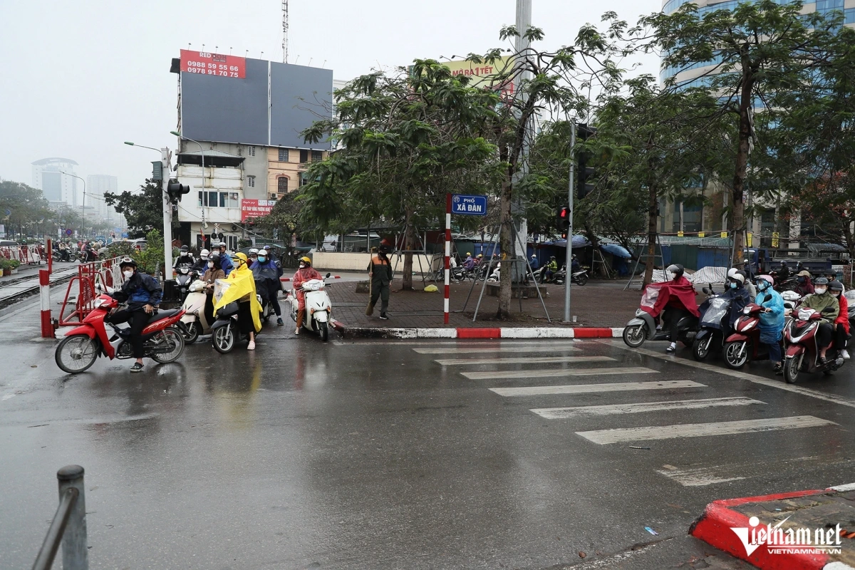 Còn tại nút giao Xã Đàn - Giải Phóng, không ít người cố tình đi vào phần đường dành cho người khuyết tật để đứng chờ đèn đỏ.