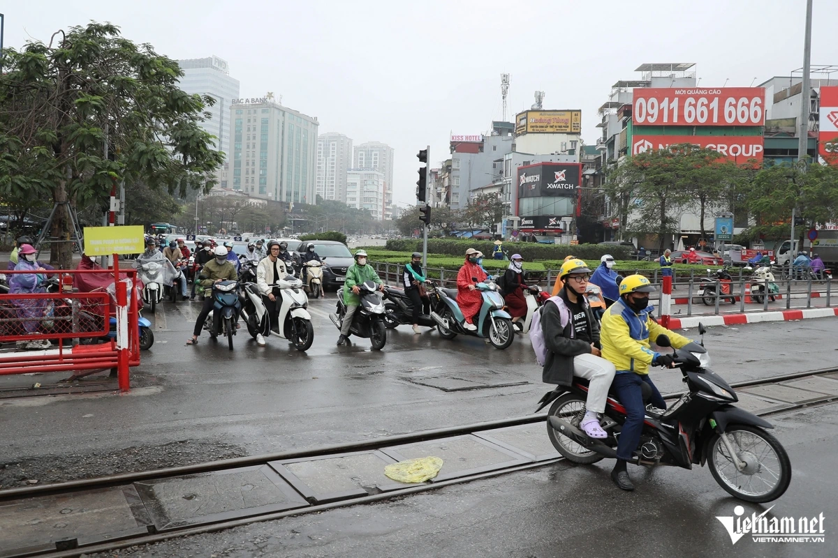 Nhiều người đứng lộn xộn tại nút giao này gây cản trở giao thông hướng từ Lê Duẩn - Giải Phóng.
