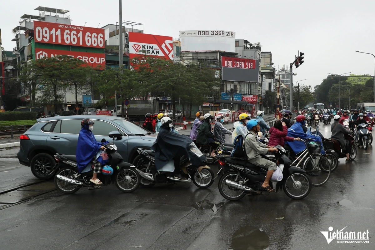 Ở chiều từ Lê Duẩn - Giải Phóng, nhiều người đi xe máy còn vượt vào hành lang bảo vệ an toàn đường sắt để dừng chờ đèn đỏ.